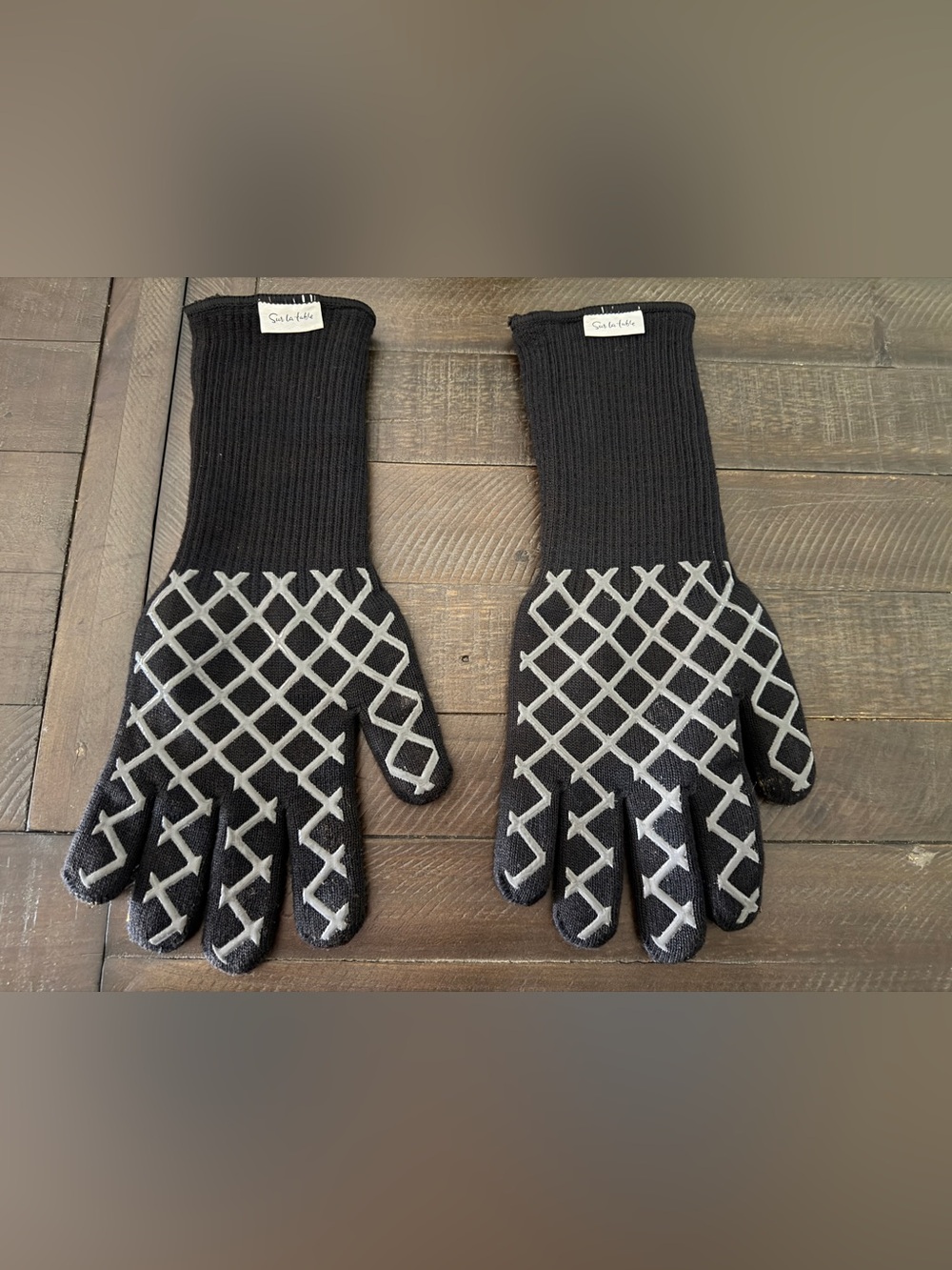 Sur La Table Black Knit Grill Gloves/Heat-Resistant. Oven Gloves